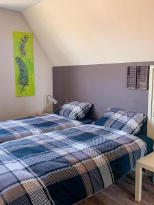 dos camas sentadas una al lado de la otra en un dormitorio en Kluiskade 24 Maasland en Maasland