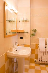 A bathroom at L'Aromatario