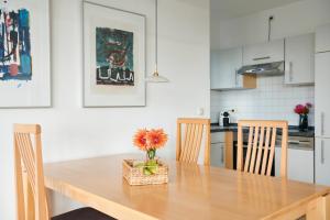 een keuken met een houten tafel met 2 stoelen en een eetkamer bij Am Haff Rerik in Rerik