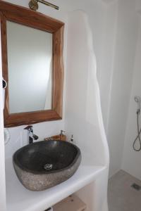 a bathroom with a black sink and a mirror at Divers House in Agrari