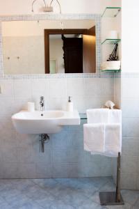 A bathroom at L'Aromatario