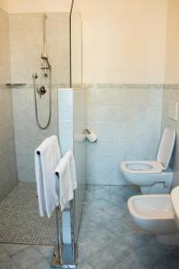 A bathroom at L'Aromatario