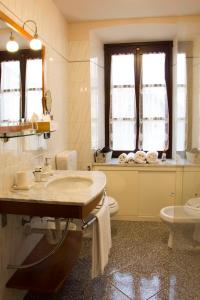 A bathroom at L'Aromatario