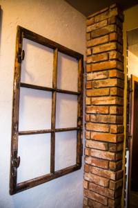 ein altes Fenster an einer Ziegelmauer in der Unterkunft Apartament Studio11 "Cztery Pory Roku" in Złotoryja