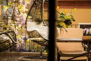 A garden outside L'Aromatario