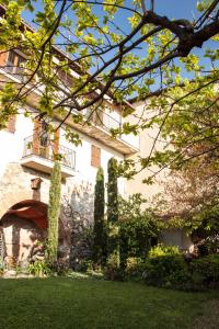 A garden outside L'Aromatario