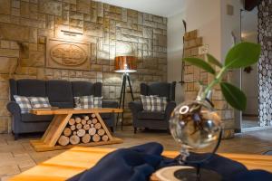 Nowa - Ski SPA Hotel في كارباش: غرفة معيشة مع كرسيين وطاولة