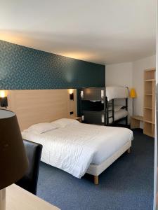 Postel nebo postele na pokoji v ubytování Cit'Hotel LA PYRAMIDE