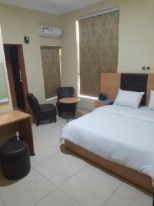 Postel nebo postele na pokoji v ubytování AYAAKAJE GUEST HOUSE