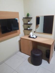 TV a/nebo společenská místnost v ubytování AYAAKAJE GUEST HOUSE