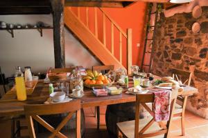 una mesa de madera con fruta encima en CASA VELHA, en Cernache do Bonjardim