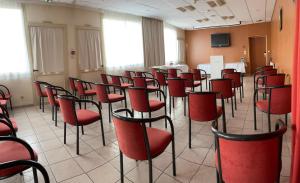 TV a/nebo společenská místnost v ubytování Cit'Hotel LA PYRAMIDE