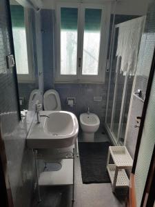 モンテロッソ・アル・マーレにあるBea's Apartment - The window to the sea - Seafrontの洗面台とトイレ付きのバスルーム