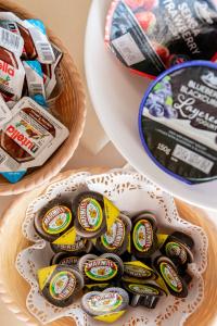 deux paniers remplis de chips de chocolat et d'un bol de bonbons dans l'établissement The Headlands, à Blackpool