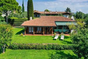 a house with a large yard with a house at Villa Silva in Manerba del Garda