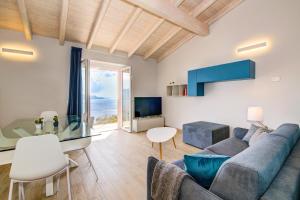 een woonkamer met een bank en een glazen tafel bij Le Casette - Leccino in Toscolano Maderno