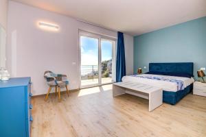 een slaapkamer met een bed en een groot raam bij Le Casette - Leccino in Toscolano Maderno +51 foto's