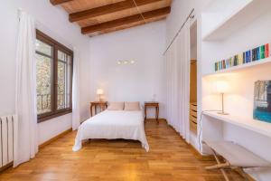 En eller flere senge i et værelse på Finca Can Peixet + 57 billeder