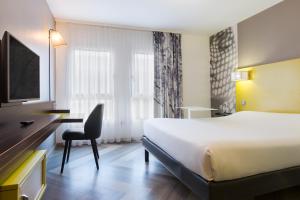 Rúm í herbergi á Ibis Styles Nice Centre Port