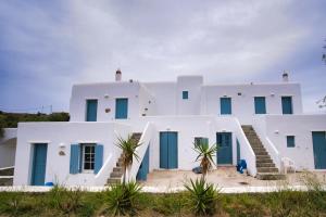 una casa bianca con porte e scale blu di Sunset 7.59 a Mykonos Città