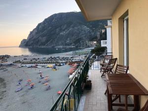 balcone con vista su una spiaggia con ombrelloni di Bea's Apartment - The window to the sea - Seafront a Monterosso al Mare