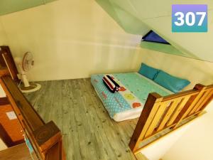 a small room with a bunk bed in a house at E-Ping Castle Hotel in Nanwan