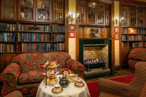 sala de estar con sofá y chimenea en The Newgrange Hotel, en Navan