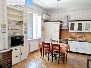 Kuchyň nebo kuchyňský kout v ubytování Ethno Apartments