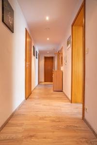 einem Korridor eines Büros mit Holzböden und -türen in der Unterkunft Haus am Grafenbächle in Bad Rippoldsau