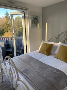 Katil atau katil-katil dalam bilik di SNOWDON LODGE - GLAN GWNA HOLIDAY PARK CAERNARFON - Luxury Family Lodge +58 gambar