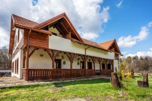 una casa antigua con techo de madera en Casa cu Prispa, en Sighişoara