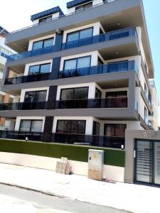 un edificio de apartamentos al lado de una calle en Aura Home just 100 meters to Kleopatra Beach, en Alanya