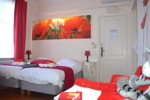 a bedroom with two beds and a painting on the wall at Ter Thuyne in Ypres