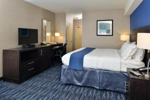 Letto o letti in una camera di Holiday Inn Express & Suites Peekskill-Lower Hudson Valley by IHG