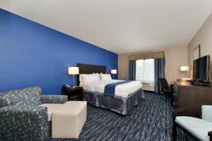 Телевизор и/или развлекательный центр в Holiday Inn Express & Suites Peekskill-Lower Hudson Valley, an IHG Hotel