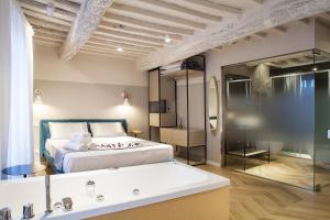 Postel nebo postele na pokoji v ubytování San Sebastiano Suite & Luxury Apartments