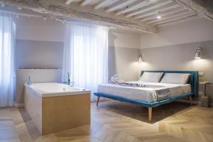Postel nebo postele na pokoji v ubytování San Sebastiano Suite & Luxury Apartments