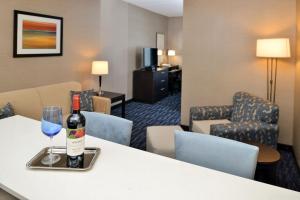 Posezení v ubytování Holiday Inn Express & Suites Peekskill-Lower Hudson Valley by IHG
