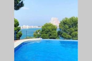 uma piscina com vista para a água em Panoramic sea and Ifach views in Calpe em Calpe