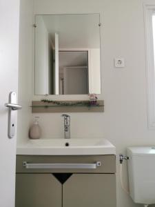 W łazience znajduje się umywalka i lustro. w obiekcie Mobile Home Rock 'n' Sea w mieście Sveti Juraj