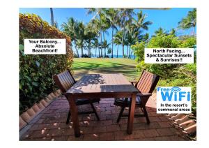 drewniany stół i 2 krzesła na ceglanym patio w obiekcie Dolphin Heads - Resort Unit - Absolute Beachfront! - Whitsunday Getaway! w mieście Mackay