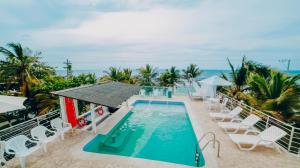 uitzicht op het zwembad en het strand van het resort bij Hotel Green Coveñas in Coveñas