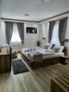 Кровать или кровати в номере Pansion House Prijeboj