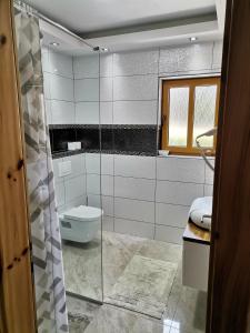 Koupelna v ubytování Pansion House Prijeboj + 30 fotografií