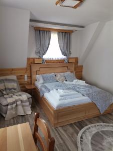 A bed or beds in a room at Pansion House Prijeboj