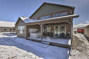 Ski and Hike Home with Hot Tub and Gas Grill in Granby semasa musim sejuk