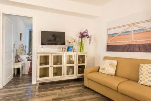 Villa Cinzia-150 mt from the beach的电视和/或娱乐中心