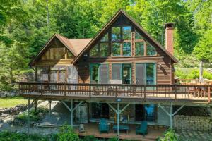 Imagen de la galería de Adirondack Oasis Lake House with Dock and Deck!, en Schroon Lake