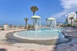 Bazen u objektu Daytona Beach Resort Studio with Ocean View and Pools! ili u blizini