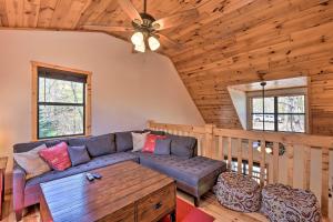 Χώρος καθιστικού στο Spacious Cabin with Furnished Deck and Hot Tub!